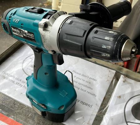 Makita 18v drill with spare battery,charger & case