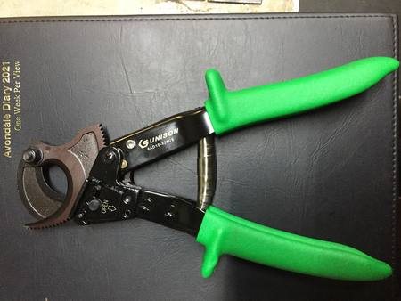 **** Ratcheting Cable Cutter
